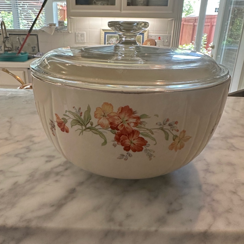 Hall’s Vintage Bowl with Lid